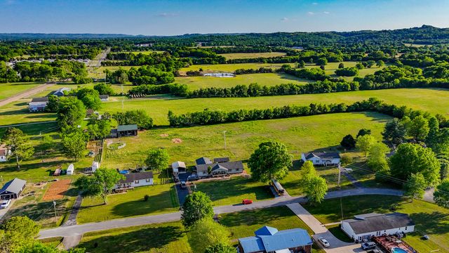 1305 Horseshoe Dr, Lewisburg, TN 37091