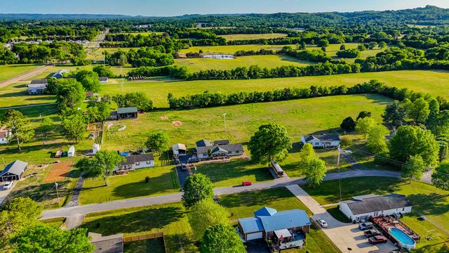 1305 Horseshoe Dr, Lewisburg, TN 37091