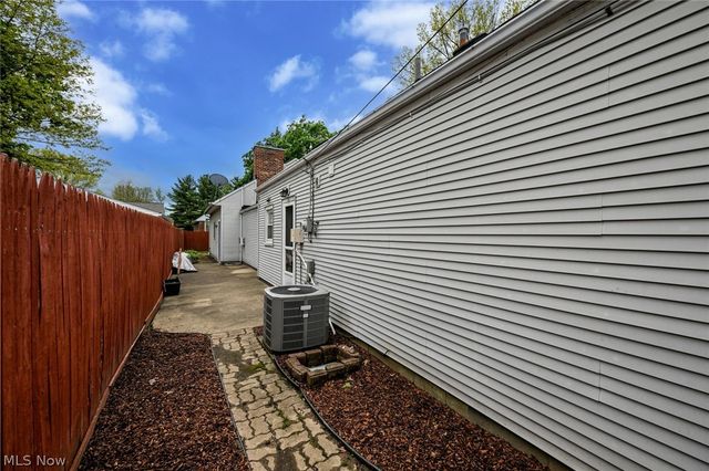 2839 Elmwood Street, Cuyahoga Falls, OH 44221