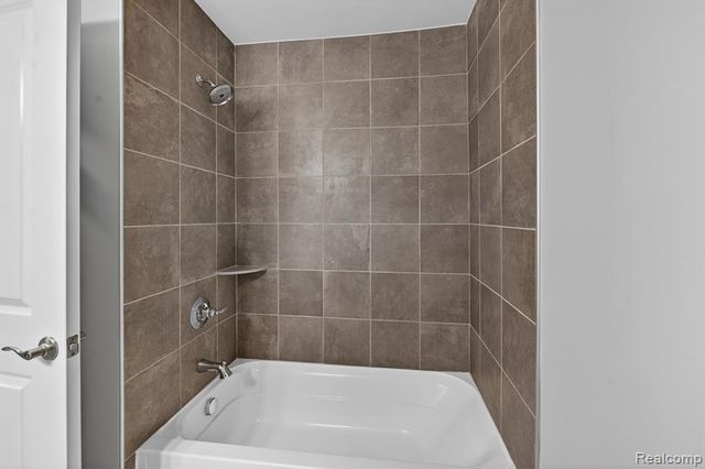 3736 Chatham Place 6, Brighton, MI 48114