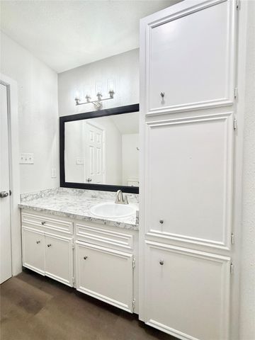 137 Laurel Street, Lake Jackson, TX 77566