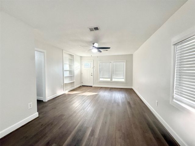 137 Laurel Street, Lake Jackson, TX 77566