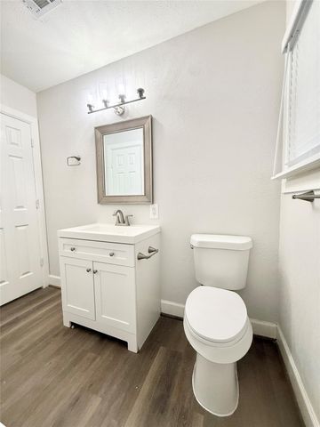 137 Laurel Street, Lake Jackson, TX 77566