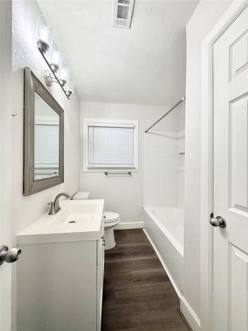 137 Laurel Street, Lake Jackson, TX 77566