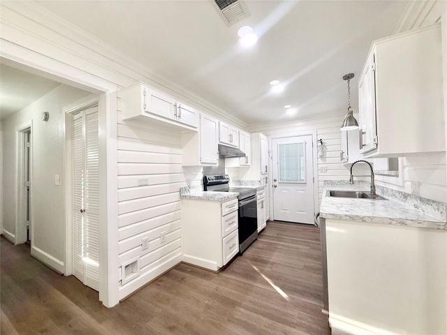 137 Laurel Street, Lake Jackson, TX 77566