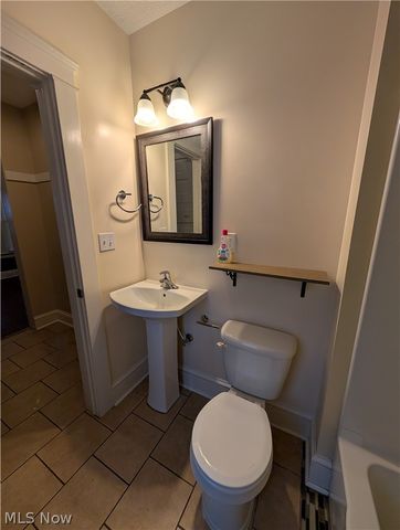 1560 Coutant Avenue, Lakewood, OH 44107