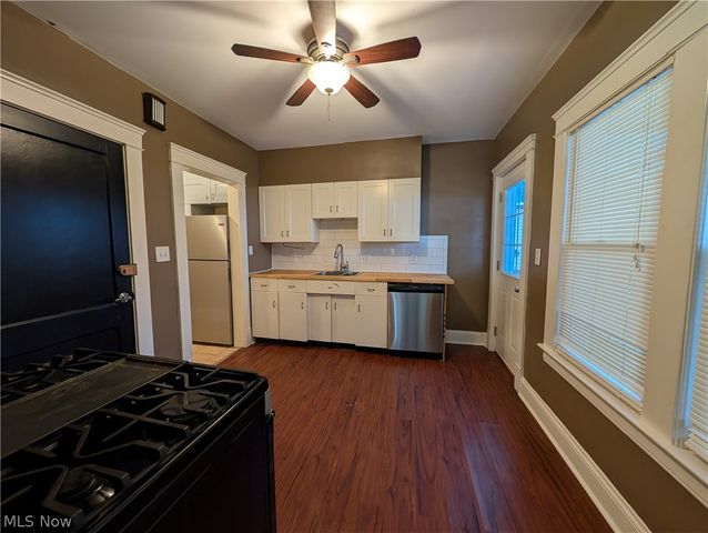 1560 Coutant Avenue, Lakewood, OH 44107