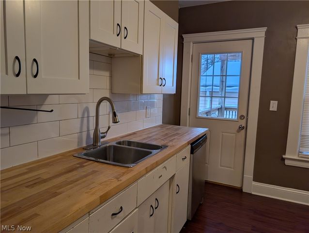 1560 Coutant Avenue, Lakewood, OH 44107