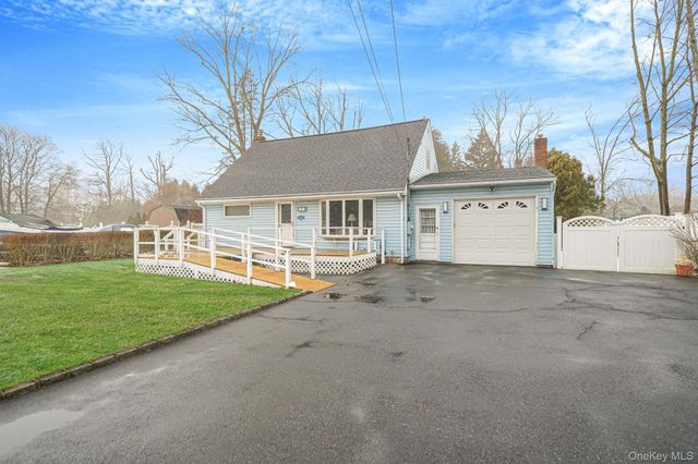 6 Noahs Path, Rocky Point, NY 11778