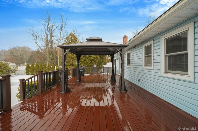 6 Noahs Path, Rocky Point, NY 11778