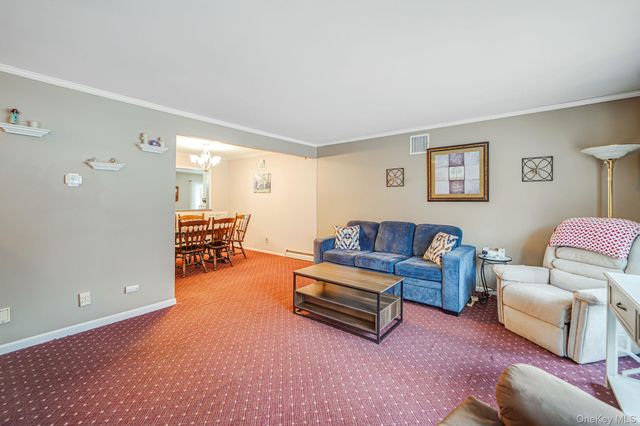 6 Noahs Path, Rocky Point, NY 11778