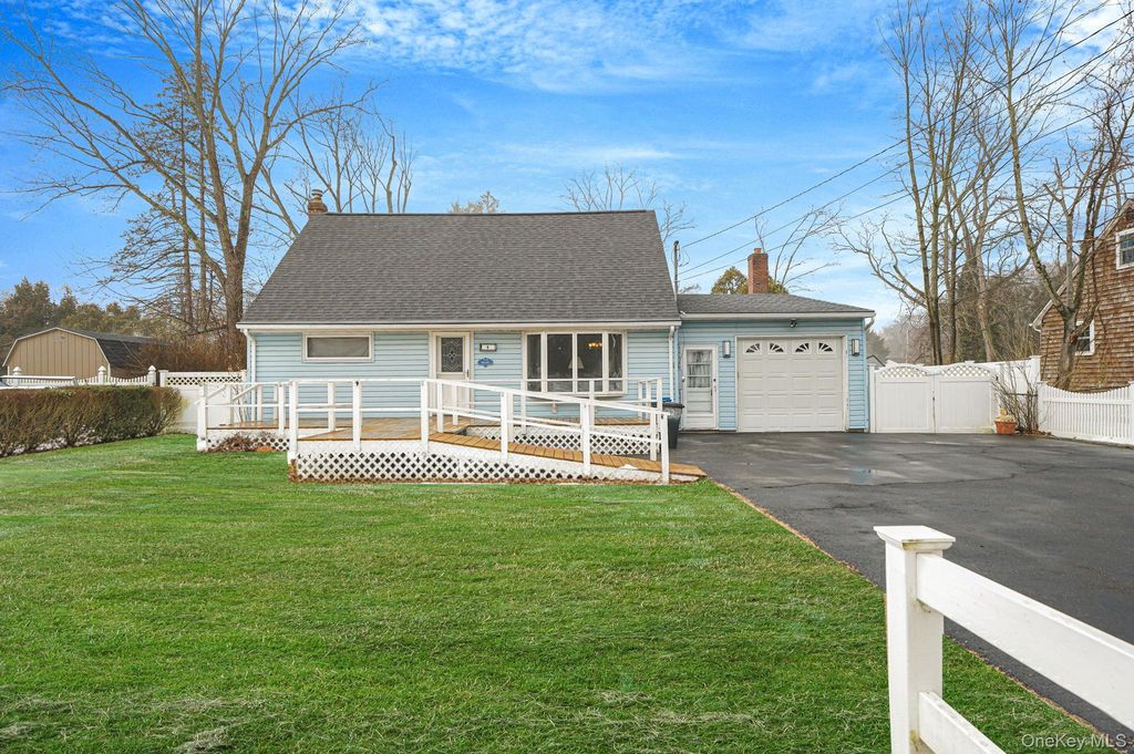 6 Noahs Path, Rocky Point, NY 11778