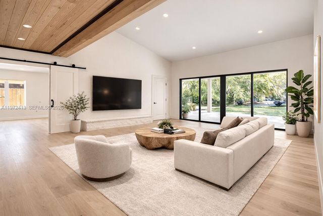 400 Farmington Dr, Plantation, FL 33317