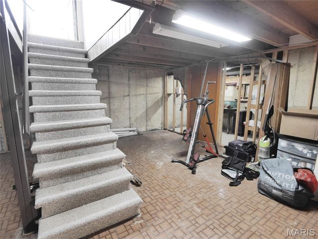 2295 Woodgrass Drive, St Louis, MO 63114