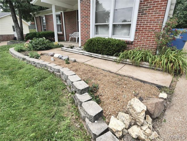 2295 Woodgrass Drive, St Louis, MO 63114