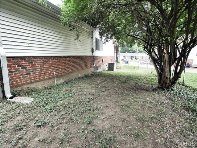 2295 Woodgrass Drive, St Louis, MO 63114