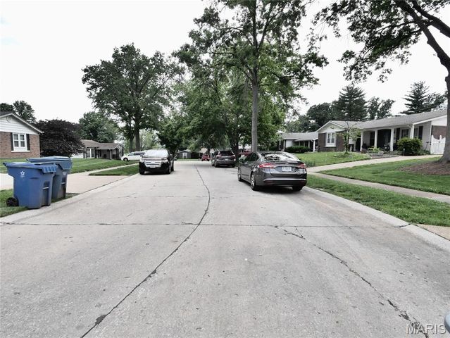 2295 Woodgrass Drive, St Louis, MO 63114