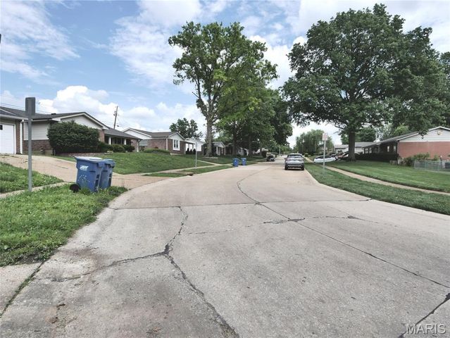 2295 Woodgrass Drive, St Louis, MO 63114