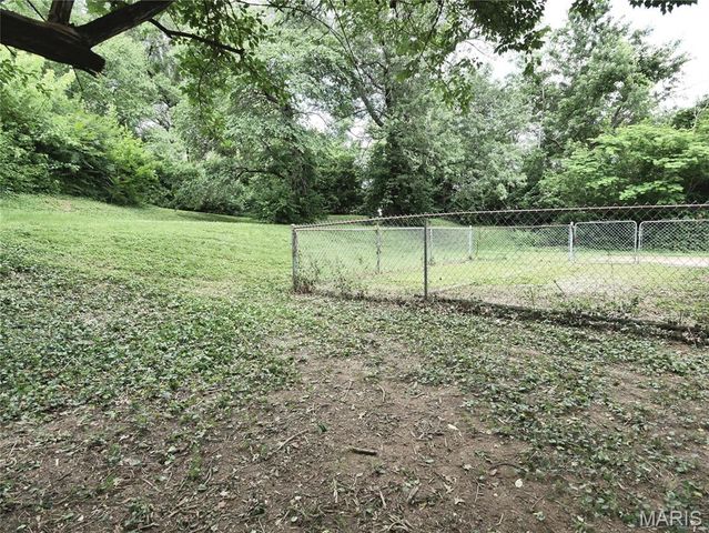 2295 Woodgrass Drive, St Louis, MO 63114