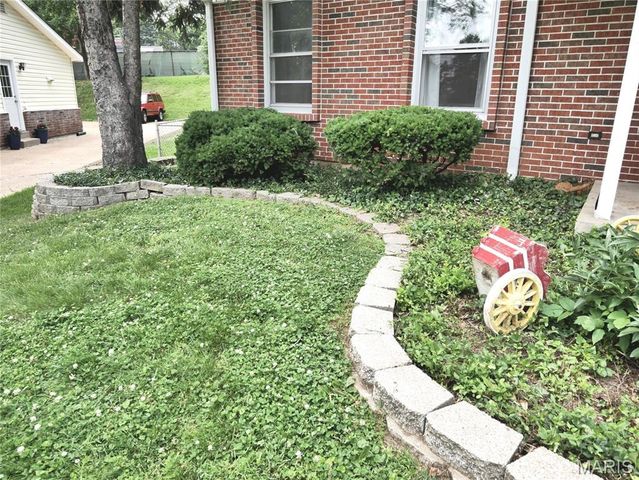 2295 Woodgrass Drive, St Louis, MO 63114
