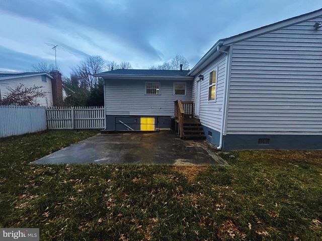 6913 CANYON DR, Capitol Heights, MD 20743