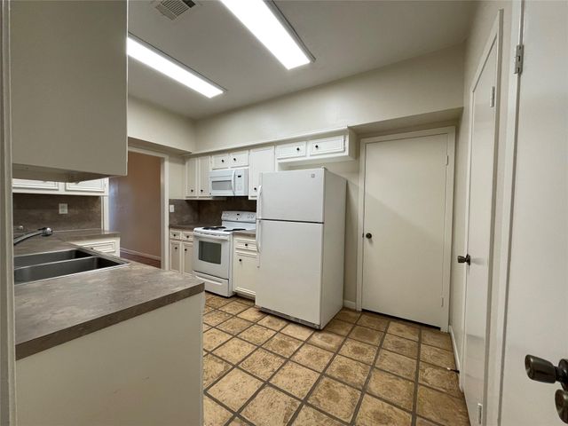 12 Hallmark Drive, Panorama Village, TX 77304