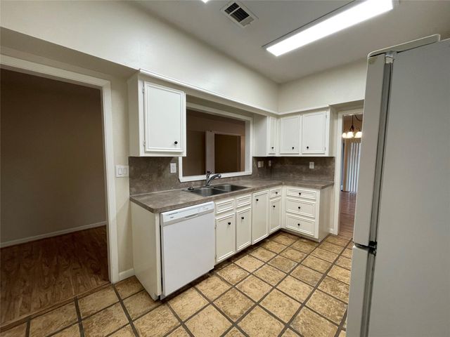 12 Hallmark Drive, Panorama Village, TX 77304