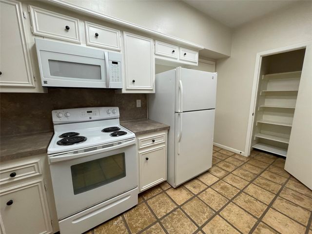 12 Hallmark Drive, Panorama Village, TX 77304