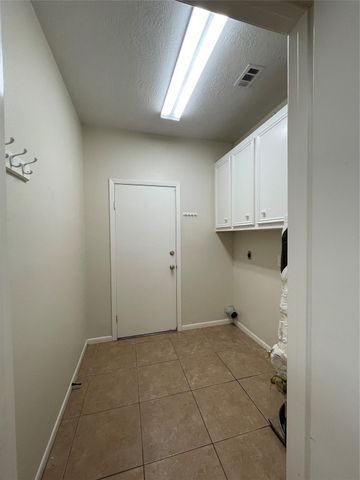 12 Hallmark Drive, Panorama Village, TX 77304