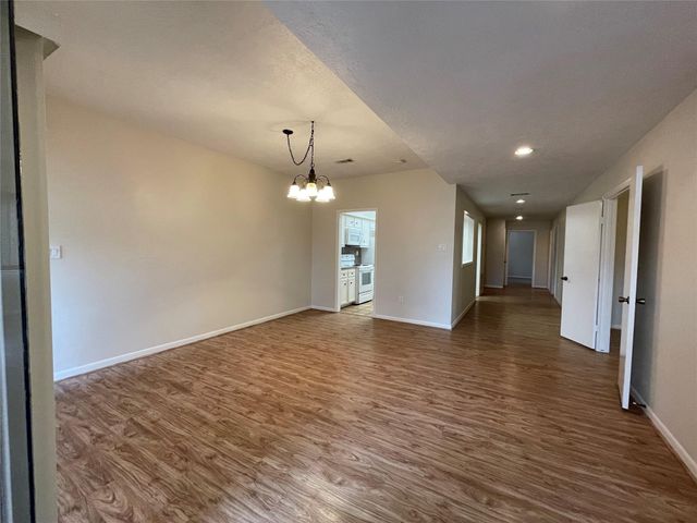 12 Hallmark Drive, Panorama Village, TX 77304