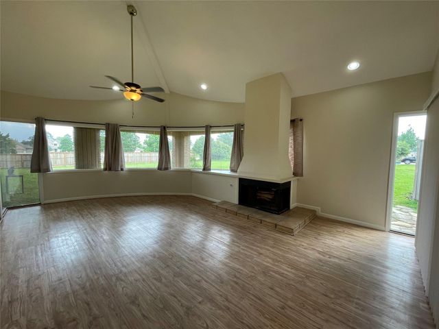 12 Hallmark Drive, Panorama Village, TX 77304