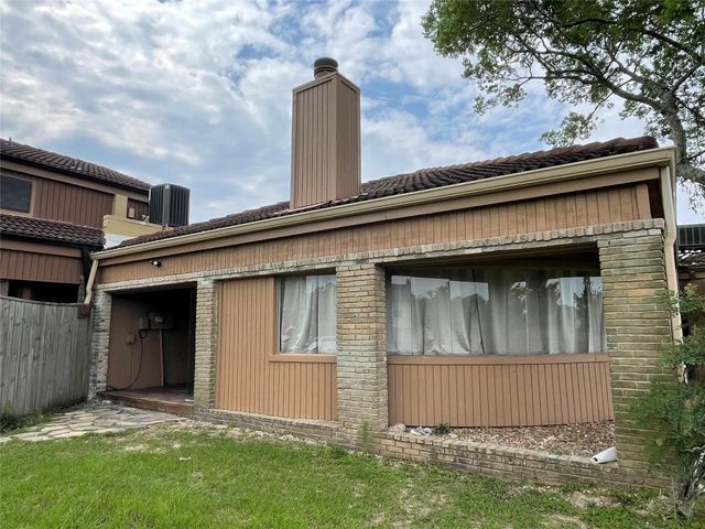 12 Hallmark Drive, Panorama Village, TX 77304