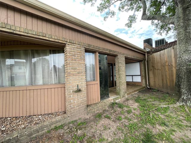 12 Hallmark Drive, Panorama Village, TX 77304
