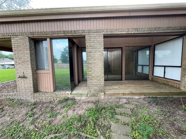 12 Hallmark Drive, Panorama Village, TX 77304