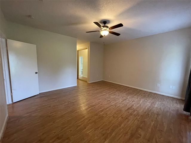 12 Hallmark Drive, Panorama Village, TX 77304