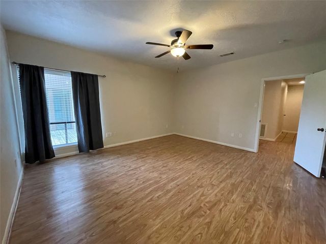 12 Hallmark Drive, Panorama Village, TX 77304