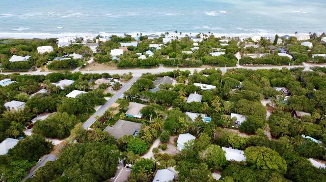 9460 Seagrape Drive, Vero Beach, FL 32963