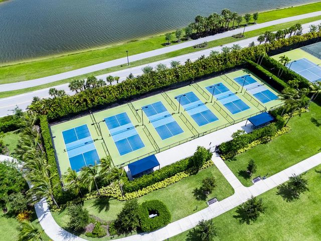 10562 Northbrook Circle, Palm Beach Gardens, FL 33412