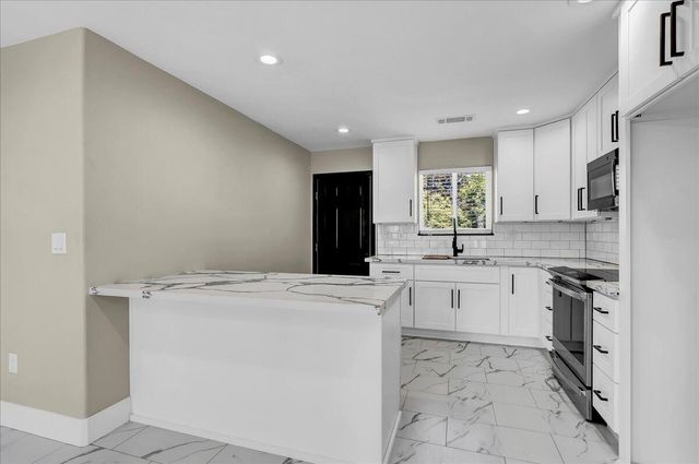 1518 W Grove Avenue, Visalia, CA 93291