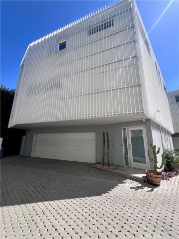 2848 Buzz Court, Los Angeles, CA 90039