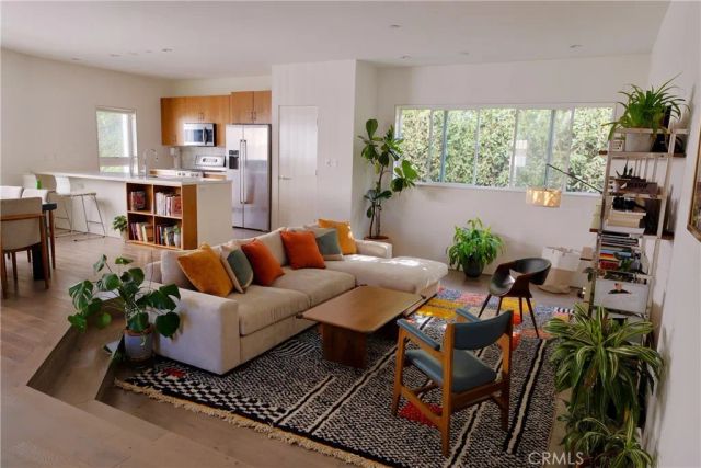2848 Buzz Court, Los Angeles, CA 90039