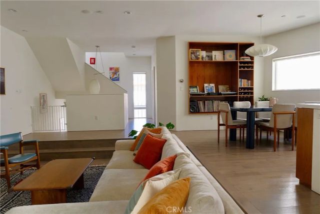 2848 Buzz Court, Los Angeles, CA 90039