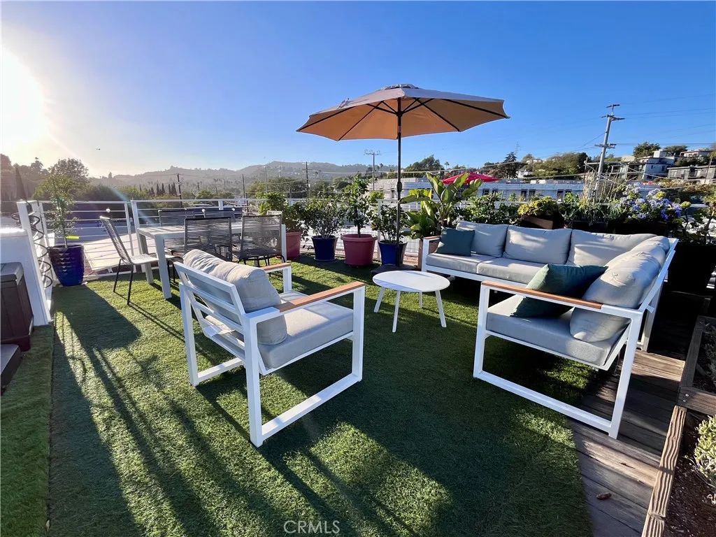 2848 Buzz Court, Los Angeles, CA 90039