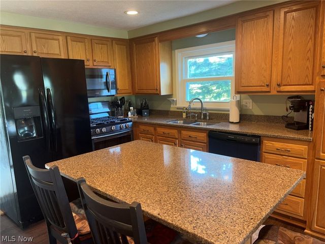 12096 Baumhart Road, Amherst, OH 44001