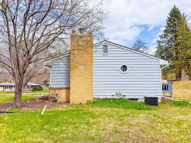 1014 Sunnyview Lane, Minnetonka, MN 55305
