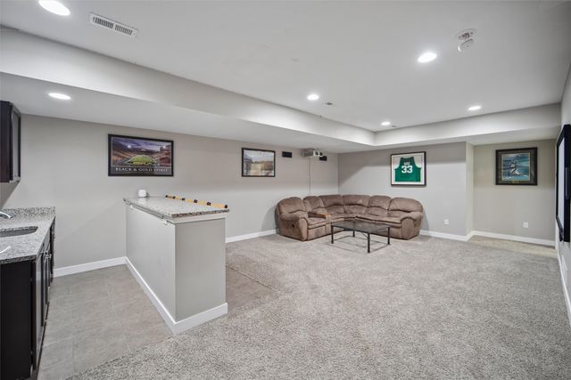 5547 Flagstone Way, West Des Moines, IA 50266