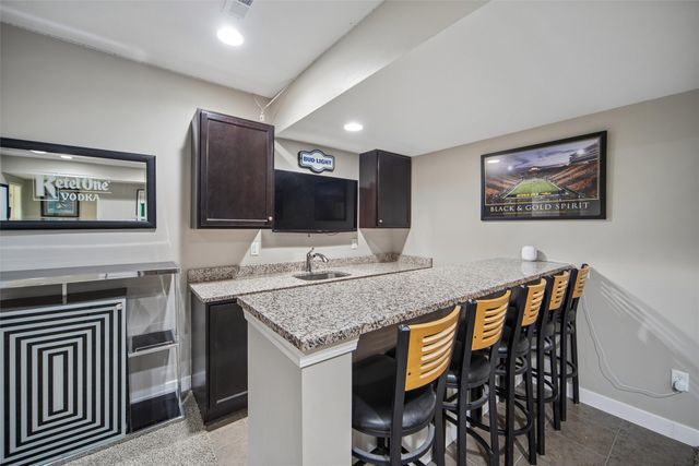 5547 Flagstone Way, West Des Moines, IA 50266