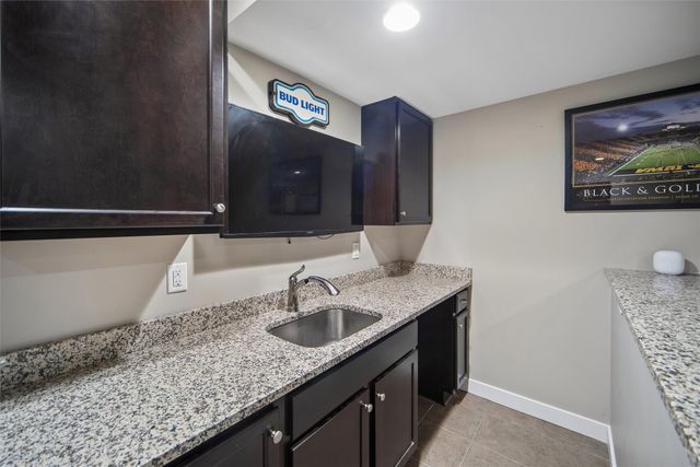 5547 Flagstone Way, West Des Moines, IA 50266