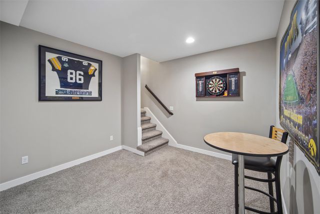 5547 Flagstone Way, West Des Moines, IA 50266