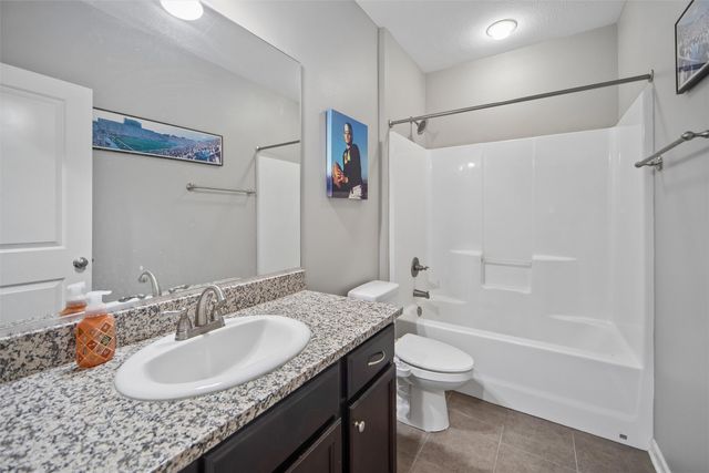 5547 Flagstone Way, West Des Moines, IA 50266